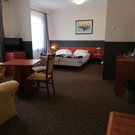 Bed and Breakfast Bristol Economy Бытом Экстерьер фото